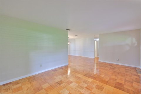House in Dover, Florida 3 bedrooms, 168.99 sq.m. № 1914745 - photo 24