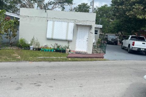 Купить виллу или дом в Норт-Майами-Бич, Флорида 1 спальня, 61.32м2, № 1958528 - фото 1