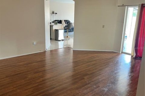 House in Apopka, Florida 4 bedrooms, 197.6 sq.m. № 2221941 - photo 4