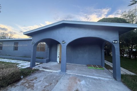 Casa en venta en West Park, Florida, 4 dormitorios, 121.42 m2 № 1930340 - foto 1