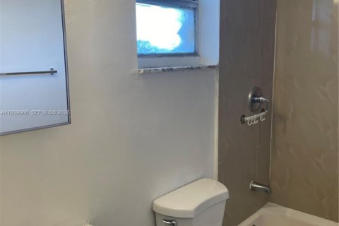 Copropriété à louer à North Miami, Floride: 1 chambre, 63.45 m2 № 1997127 - photo 4