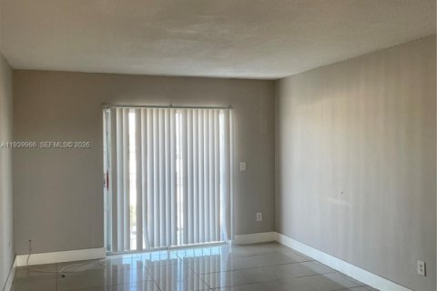 Copropriété à louer à North Miami, Floride: 1 chambre, 63.45 m2 № 1997127 - photo 3