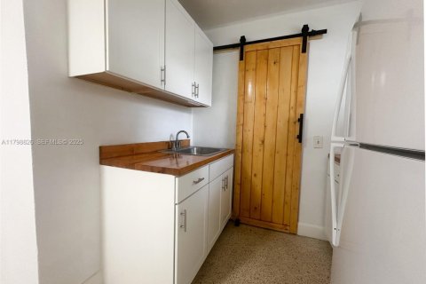 Casa en alquiler en Miami, Florida, 293.01 m2 № 2038929 - foto 3