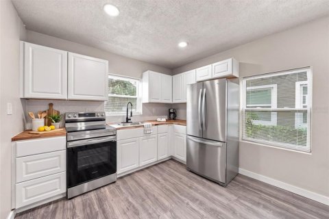 House in Orlando, Florida 3 bedrooms, 85.56 sq.m. № 2395968 - photo 5