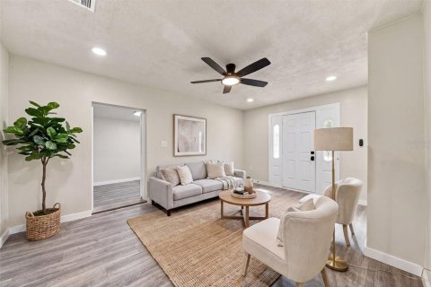 House in Orlando, Florida 3 bedrooms, 85.56 sq.m. № 2395968 - photo 3