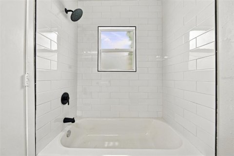 House in Orlando, Florida 3 bedrooms, 85.56 sq.m. № 2395968 - photo 13