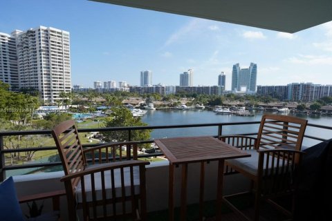 Condominio en alquiler en Hallandale Beach, Florida, 2 dormitorios, 96.62 m2 № 1931952 - foto 1