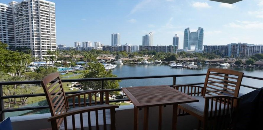 Condominio en Hallandale Beach, Florida, 2 dormitorios № 1931952