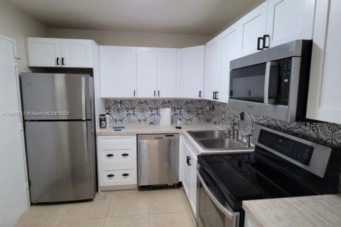 Condominio en alquiler en Hallandale Beach, Florida, 2 dormitorios, 96.62 m2 № 1931952 - foto 2