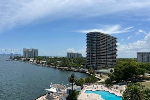 Condo in Miami, Florida, 2 bedrooms  № 1758599 - photo 1