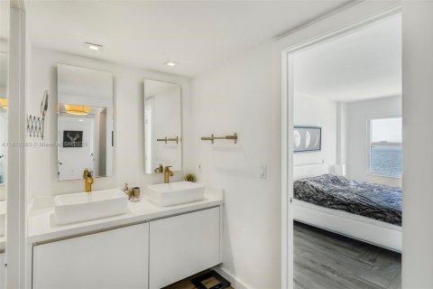 Condo in Miami, Florida, 2 bedrooms  № 1758599 - photo 14