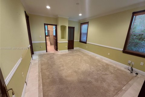 House in Miami, Florida 4 bedrooms, 275.36 sq.m. № 2003061 - photo 11