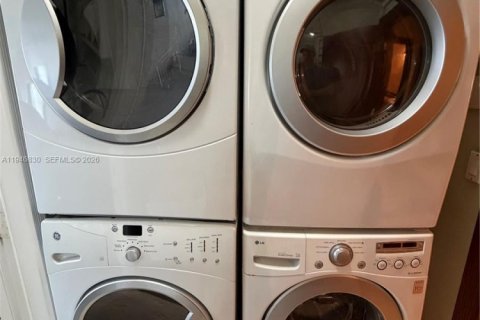 House in Miami, Florida 4 bedrooms, 275.36 sq.m. № 2003061 - photo 26