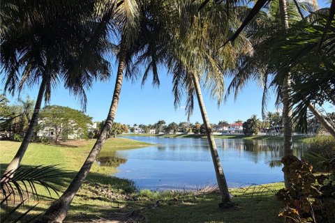 House in Miami, Florida 4 bedrooms, 275.36 sq.m. № 2003061 - photo 3