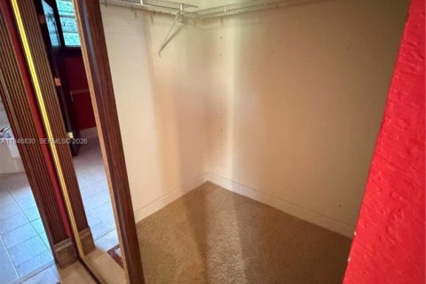 House in Miami, Florida 4 bedrooms, 275.36 sq.m. № 2003061 - photo 22