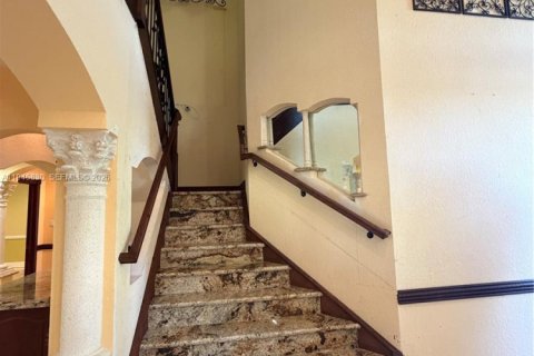 House in Miami, Florida 4 bedrooms, 275.36 sq.m. № 2003061 - photo 16