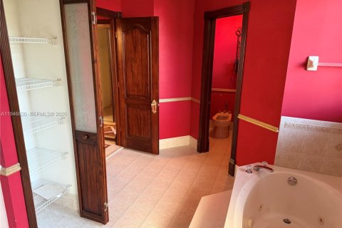 House in Miami, Florida 4 bedrooms, 275.36 sq.m. № 2003061 - photo 24