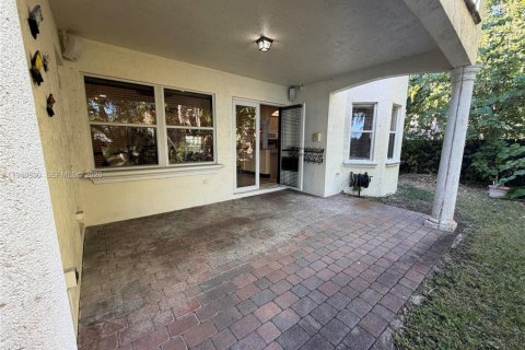 House in Miami, Florida 4 bedrooms, 275.36 sq.m. № 2003061 - photo 28