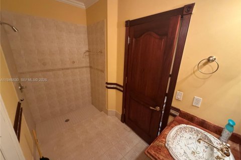 House in Miami, Florida 4 bedrooms, 275.36 sq.m. № 2003061 - photo 15
