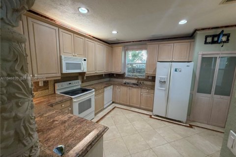 House in Miami, Florida 4 bedrooms, 275.36 sq.m. № 2003061 - photo 7