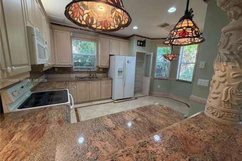 House in Miami, Florida 4 bedrooms, 275.36 sq.m. № 2003061 - photo 9