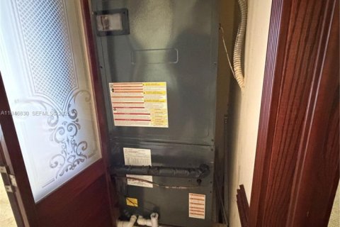 House in Miami, Florida 4 bedrooms, 275.36 sq.m. № 2003061 - photo 25