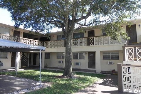 Condo in Hollywood, Florida, 2 bedrooms  № 1995305 - photo 2