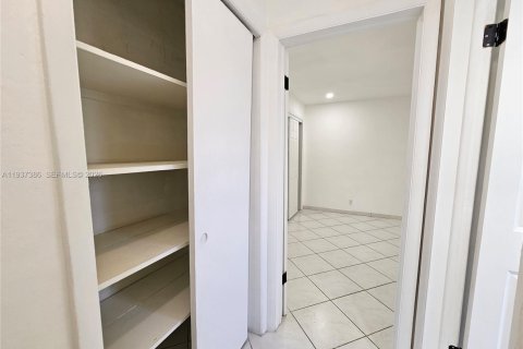 Copropriété à louer à Hollywood, Floride: 2 chambres, 79.71 m2 № 1995305 - photo 13