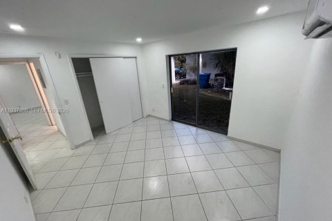 Condo in Hollywood, Florida, 2 bedrooms  № 1995305 - photo 9