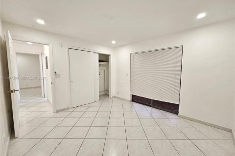 Copropriété à louer à Hollywood, Floride: 2 chambres, 79.71 m2 № 1995305 - photo 12