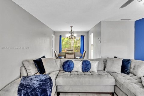 House in Deerfield Beach, Florida 2 bedrooms, 125.98 sq.m. № 1874950 - photo 8
