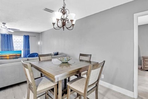 House in Deerfield Beach, Florida 2 bedrooms, 125.98 sq.m. № 1874950 - photo 13