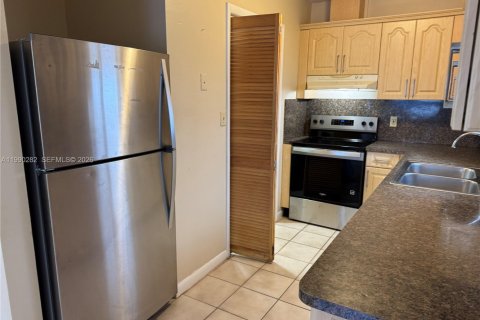 Купить коммерческую недвижимость в Майами, Флорида 267.65м2, № 2057385 - фото 2