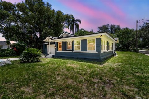 House in Tampa, Florida 3 bedrooms, 167.22 sq.m. № 1791255 - photo 3