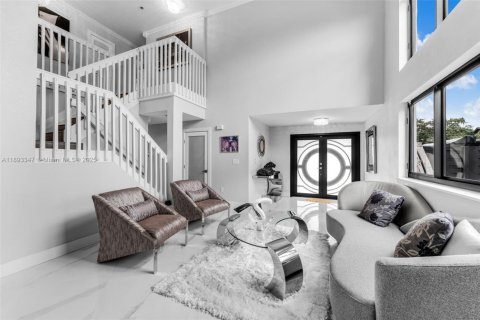 Villa ou maison à vendre à Miami, Floride: 4 chambres, 227.8 m2 № 2016998 - photo 5