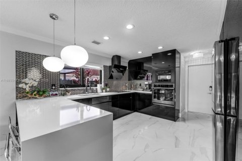 Villa ou maison à vendre à Miami, Floride: 4 chambres, 227.8 m2 № 2016998 - photo 10