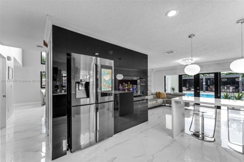 Villa ou maison à vendre à Miami, Floride: 4 chambres, 227.8 m2 № 2016998 - photo 13