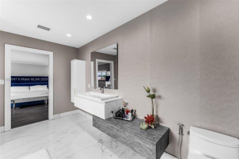 Villa ou maison à vendre à Miami, Floride: 4 chambres, 227.8 m2 № 2016998 - photo 19