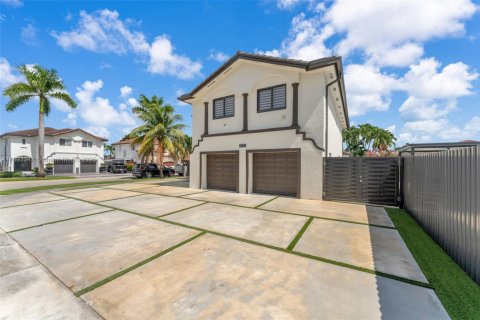 Villa ou maison à vendre à Miami, Floride: 4 chambres, 227.8 m2 № 2016998 - photo 3