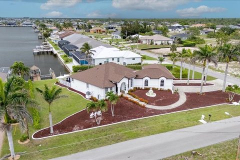 Villa ou maison à Cape Coral, Floride 3 chambres, 165.74 m2 № 2109231