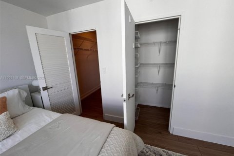 Condominio en alquiler en Surfside, Florida, 1 dormitorio, 84.08 m2 № 2054733 - foto 10