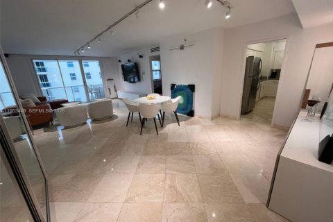 Condominio en alquiler en Surfside, Florida, 1 dormitorio, 84.08 m2 № 2054733 - foto 3