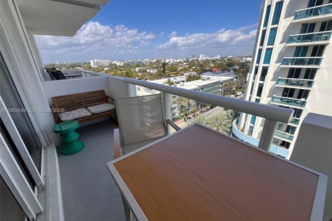 Condominio en alquiler en Surfside, Florida, 1 dormitorio, 84.08 m2 № 2054733 - foto 16
