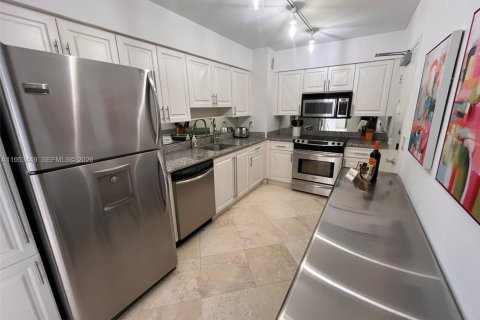 Condominio en alquiler en Surfside, Florida, 1 dormitorio, 84.08 m2 № 2054733 - foto 11