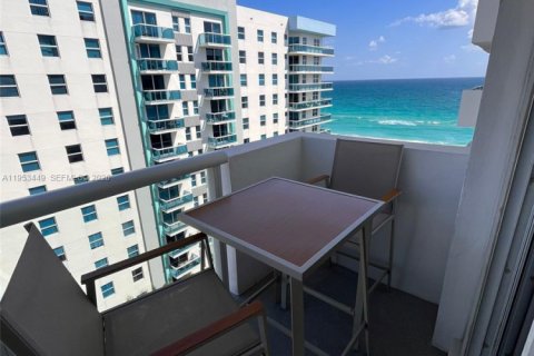 Condominio en alquiler en Surfside, Florida, 1 dormitorio, 84.08 m2 № 2054733 - foto 15