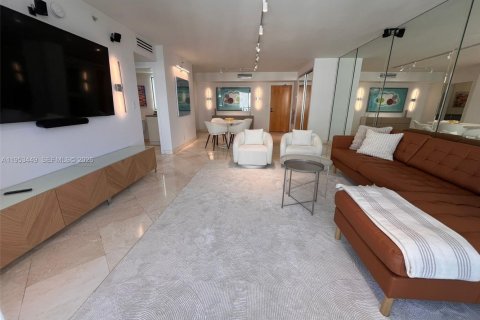 Condominio en alquiler en Surfside, Florida, 1 dormitorio, 84.08 m2 № 2054733 - foto 2