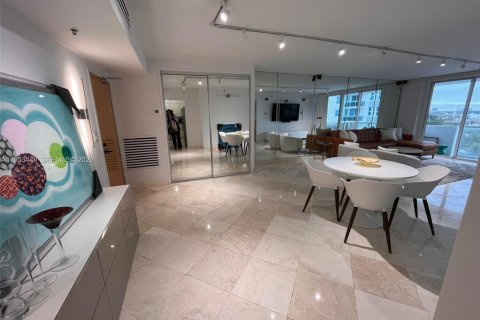 Condominio en alquiler en Surfside, Florida, 1 dormitorio, 84.08 m2 № 2054733 - foto 4