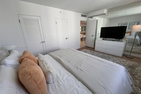 Condominio en alquiler en Surfside, Florida, 1 dormitorio, 84.08 m2 № 2054733 - foto 9