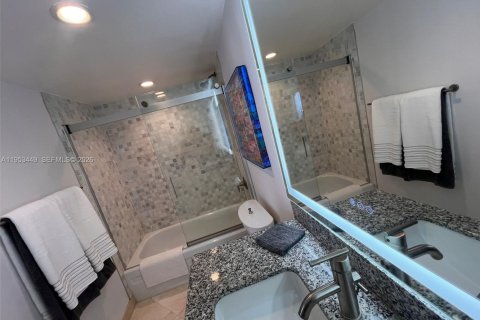 Condominio en alquiler en Surfside, Florida, 1 dormitorio, 84.08 m2 № 2054733 - foto 14