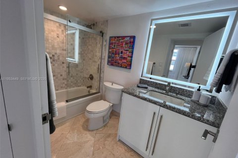 Condominio en alquiler en Surfside, Florida, 1 dormitorio, 84.08 m2 № 2054733 - foto 13